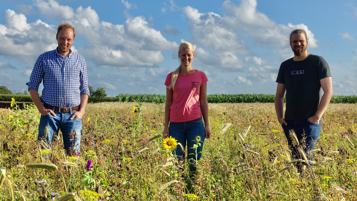 Gruppenfoto vom Team am Rande einer Fläche in der Blühsaison 2020.